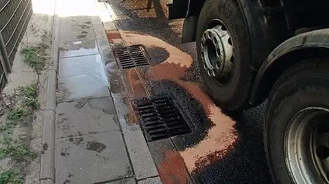 Rozlane paliwo i ogromny korek na wiadukcie nad Obozową