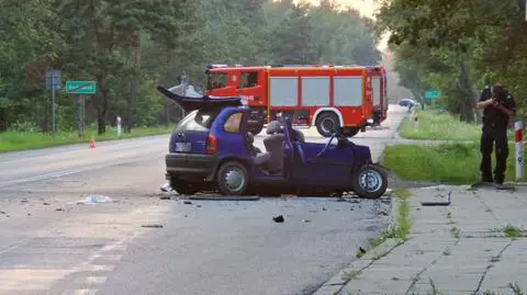 Czołowe zderzenie na krajowej "17". Nie żyje 41-letni kierowca