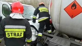 Zderzenie samochodu dostawczego z ciężarówką