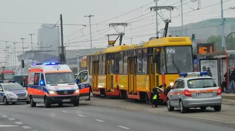 Przebiegał przez Al. Jerozolimskie, potrącił go tramwaj 