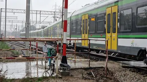 Pociąg potrącił mężczyznę. "Ze wstępnych informacji wynika, że nie odniósł on obrażeń"