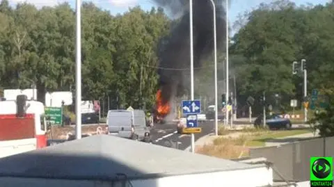 Spłonął na środku skrzyżowania. Kierowca jechał na wakacje?