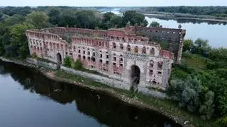 Spichlerz usytuowany w miejscu, gdzie Narew łączy się z Wisłą