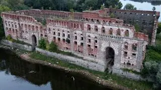 Spichlerz usytuowany w miejscu, gdzie Narew łączy się z Wisłą