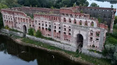 Spichlerz usytuowany w miejscu, gdzie Narew łączy się z Wisłą