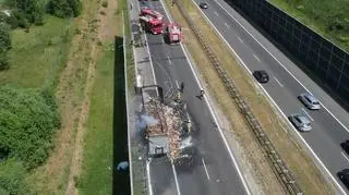 Na autostradzie A2 spłonęła naczepa ciężarówki