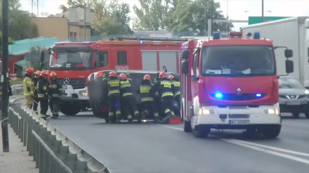 Samochód na boku w alei Prymasa Tysiąclecia