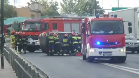 Samochód na boku w alei Prymasa Tysiąclecia