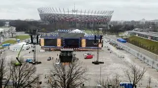 Przygotowania do 32. Finału WOŚP na błoniach Stadionu Narodowego