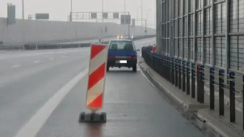 Fiat drugi tydzień stoi na S2. Policja: robimy wszystko, by zniknął