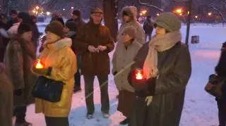 Palą znicze w Ogrodzie Krasińskich