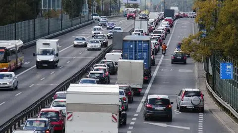 Sznur aut po horyzont. Trasa Łazienkowska po wypadku