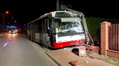 "Pasażer zaatakował kierowcę podczas jazdy". Autobus uderzył w słup