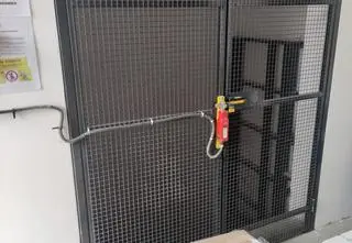 Spadła winda w markecie budowlanym, zginął 51-latek. Jest prokuratorskie śledztwo