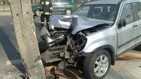 Zasłabła za kierownicą, uderzyła w słup