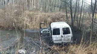 Pożar busa w stawie w miejscowości Adamów