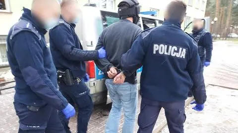 Próba wysadzenia domu i atak na policjantów. "Rzucał w nich siekierami, nożami oraz dachówką"