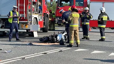 Zderzenie auta z motocyklem. Dwie osoby zabrane do szpitala