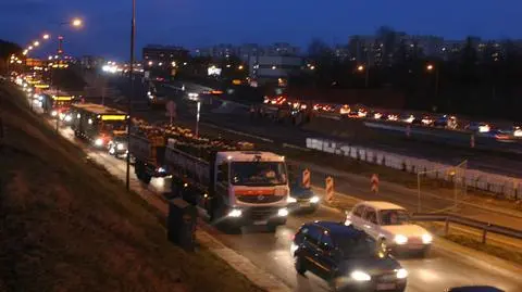 Płot stanął w poprzek Trasy AK, żeby kierowcy nie kombinowali