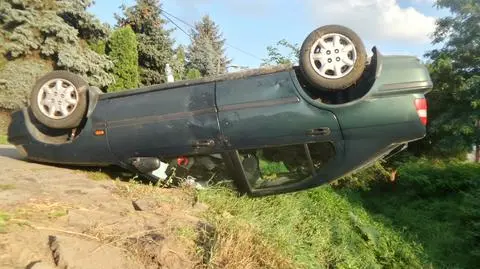 Zderzenie w Wawrze. Honda dachowała i zawisła nad rowem