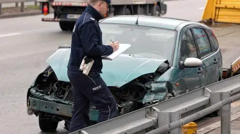Ford uderzył w barierki przy Spójni. "Jest uszkodzony z każdej strony"