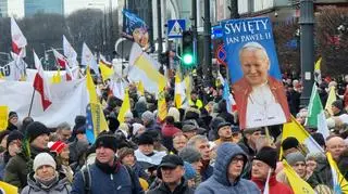 Marsz papieski idzie ulicami stolicy