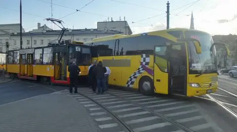 Zderzenie "czwórki" i autobusu na placu Bankowym