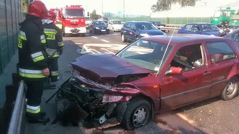 Volkswagen na barierkach  po zderzeniu z toyotą