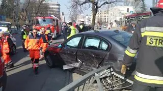 Bmw wpadło na przystanek