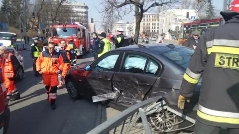 BMW wpadło na przystanek. Kierująca trafiła do szpitala 