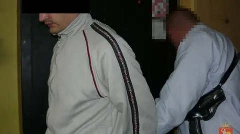 Przed policją schował się w szafie. Zdradziła go stopa