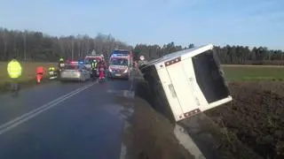 Autobus zsunął się do rowu