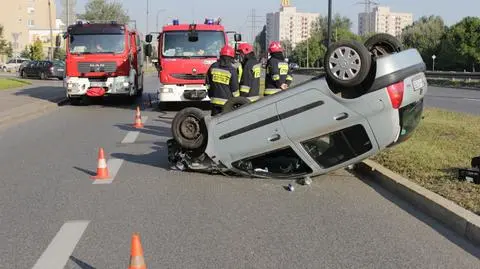 Renault na dachu. Ranna kobieta