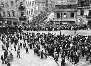 Tłum zgromadzony wzdłuż Nalewek u wylotu Świętojerskiej, ok. 1940