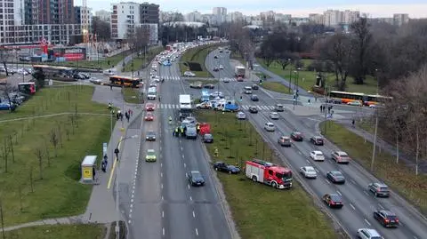 Samochód osobowy pod ciężarówką. Śmiertelny wypadek w Dolinie Służewieckiej