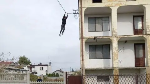 Nastolatek ukrył się w pustostanie. Przed policją uciekał po kablu