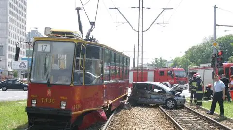 Zderzenie "17" z toyotą. Tramwaj wypadł z szyn