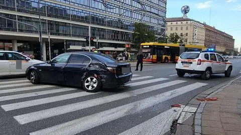 Samochód stał w poprzek jezdni po zderzeniu z autobusem