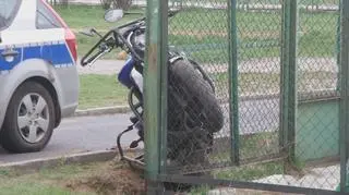 Motocyklista uderzył w płot