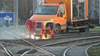 Tramwaj wykoleił się na rondzie "Radosława"