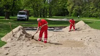 Teren każdego z boisk wysypany jest 40 tonami piasku