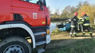 Z jeziorka w Wilanowie wyłowiono wrak samochodu