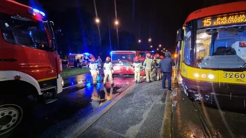 Zderzenie dwóch aut i tramwaju, jedna osoba zabrana do szpitala