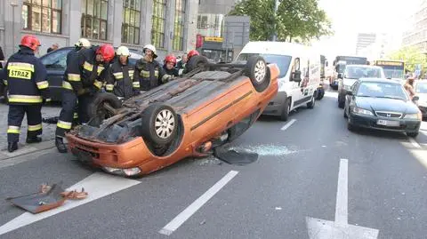 Nissan dachował w Alejach Jerozolimskich