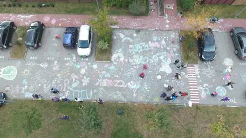 Zorganizowali "gang dzieciaków" i pomazali chodniki