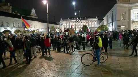 "Solidarność jest kobietą". Demonstrowali przed telewizją państwową i Pałacem Prezydenckim