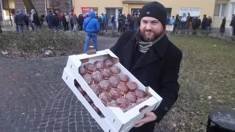 "Stoję od północy". Tłusty czwartek w kolejce