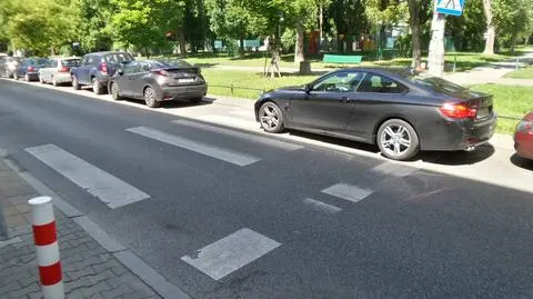 BMW porzucone na zebrze na Mokotowie
