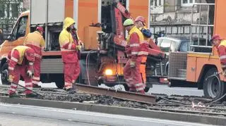 Naprawa pękniętej szyny w alei "Solidarności"