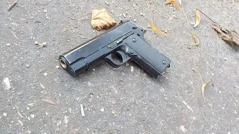 "Przechodzień na skraju chodnika znalazł pistolet"